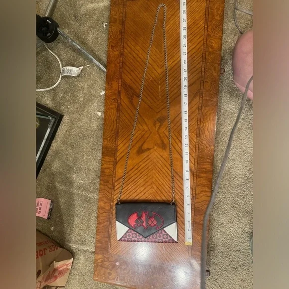 Harley Quinn x Batman Clutch – Red, Black & White - Picture 5 of 9